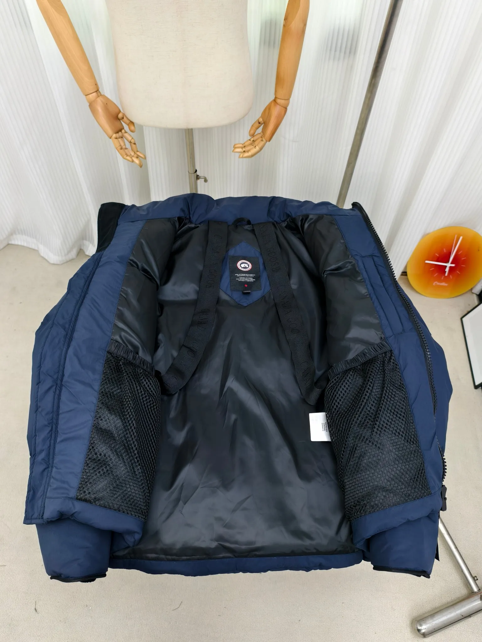 Style number: Y 172 2802M (high version) Canada gooes Canada goose Lawrence down jacket Lawrence down jacket provides basic protection for daily adventures. Delicately soft fabric, this is a water-repellent fabric that is soft to the touch yet durable. Filled with extremely fluffy white duck down. This piece has a quilted body and structured down. Padded collar and reflective double-stripe grip tape. Extended hem and tucked-in inner rib-knit cuffs. ⚠️The actual color of the desert color is darker, consistent with the color on the official website Color: Black Black Label Black Red Label Desert Color Ocean Blue Size: XS-2XL